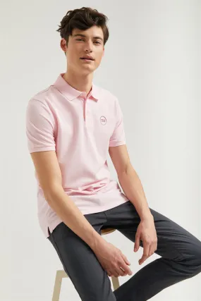 Polo rosa piqué con tapeta de tres botones y logo engomado